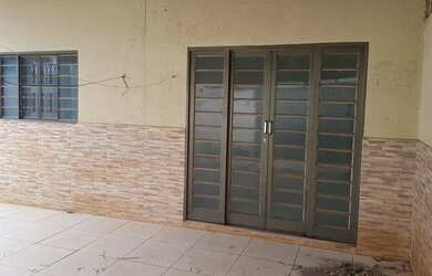 Imagem: A casa possui 3 Dormitórios, 2 Banheiros, 2 Vagas na garagem