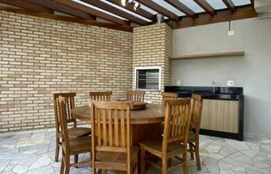 Imagem: A casa possui 3 Dormitórios, 3 Banheiros, 5 Vagas na garagem