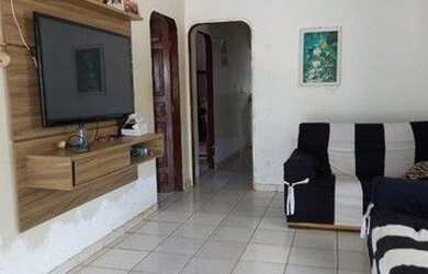 Imagem: A casa possui 3 Dormitórios, 1 Banheiro, 3 Vagas na garagem