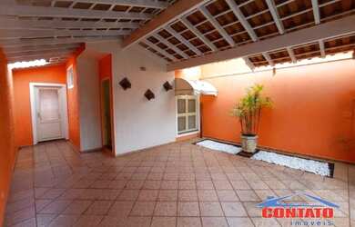 Imagem: A casa possui 3 Dormitórios, 1 Banheiro, 2 Vagas na garagem