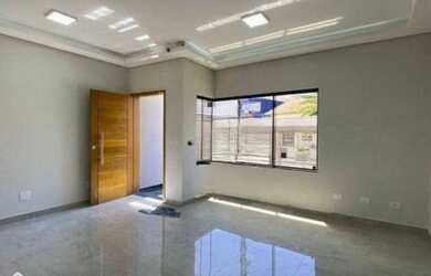 Imagem: A casa possui 3 Dormitórios, 2 Banheiros, 4 Vagas na garagem