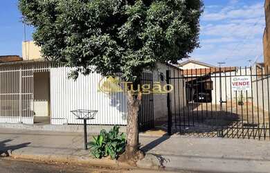 Imagem: A casa possui 2 Dormitórios, 1 Banheiro, 5 Vagas na garagem