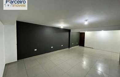 Imagem: O depósito possui 2 Vagas na garagem, 201m² de Área e está