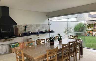 Imagem: A casa em condomínio possui 4 Dormitórios, 5 Banheiros, 5