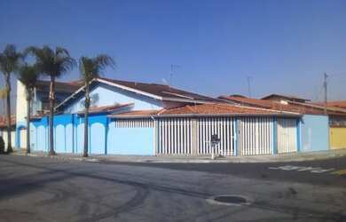 Imagem: A casa possui 3 Dormitórios, 3 Banheiros, 3 Vagas na garagem