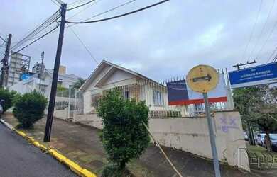 Imagem: A casa possui 1 Banheiro, 2 Vagas na garagem, 221m² de Área