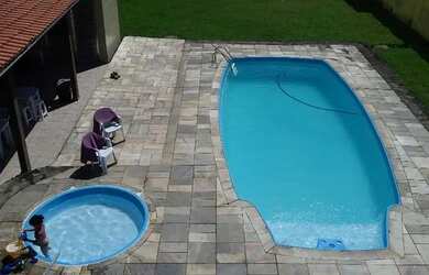 Imagem: A casa possui 3 Dormitórios, 3 Banheiros, 5 Vagas na garagem