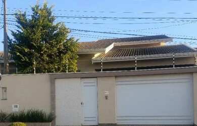 Imagem: A casa possui 3 Dormitórios, 3 Banheiros, 2 Vagas na garagem