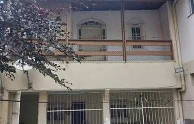 Imagem: A casa possui 3 Dormitórios, 2 Banheiros, 5 Vagas na garagem