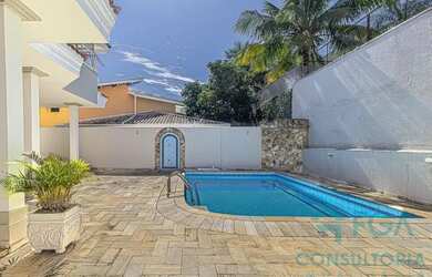 Imagem: A casa possui 3 Dormitórios, 3 Banheiros, 5 Vagas na garagem