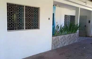 Imagem: A casa possui 3 Dormitórios, 3 Banheiros, 2 Vagas na garagem