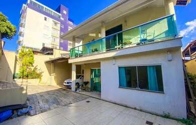 Imagem: A casa possui 4 Dormitórios, 4 Banheiros, 4 Vagas na garagem