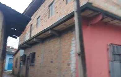 Imagem: A casa possui 5 Dormitórios, 1 Banheiro, 1 Vaga na garagem