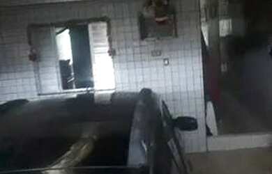 Imagem: A casa possui 3 Dormitórios, 2 Banheiros, 2 Vagas na garagem