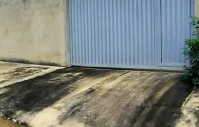 Imagem: A casa possui 2 Dormitórios, 1 Banheiro, 2 Vagas na garagem