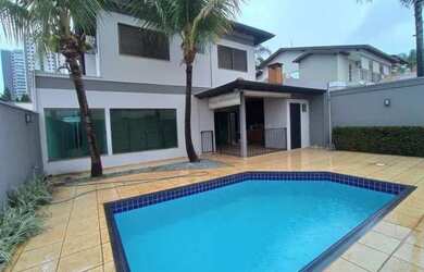 Imagem: A casa em condomínio possui 4 Dormitórios, 5 Banheiros, 2