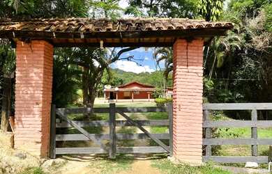 Imagem: A fazenda possui 180.000m² de Área, Varanda e está localizado