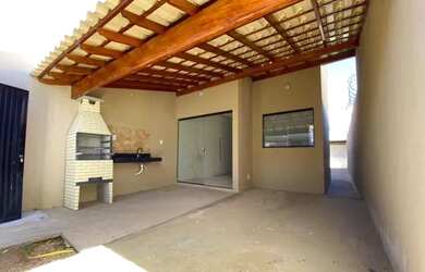 Imagem: A casa possui 3 Dormitórios, 1 Banheiro, 1 Vaga na garagem