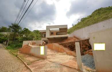 Imagem: A casa em condomínio possui 4 Dormitórios, 4 Banheiros, 4