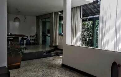 Imagem: A casa possui 4 Dormitórios, 2 Banheiros, 3 Vagas na garagem