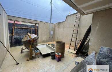 Imagem: A casa em condomínio possui 3 Dormitórios, 1 Banheiro, 2 Vagas