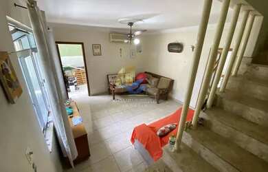 Imagem: A casa possui 3 Dormitórios, 3 Banheiros, 2 Vagas na garagem