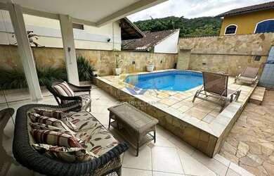 Imagem: A casa possui 3 Dormitórios, 5 Banheiros, 4 Vagas na garagem