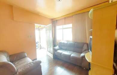 Imagem: A casa possui 3 Dormitórios, 2 Banheiros, 2 Vagas na garagem