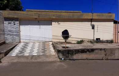 Imagem: A casa possui 3 Dormitórios, 2 Banheiros, 3 Vagas na garagem