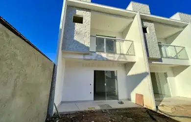 Imagem: A casa possui 3 Dormitórios, 3 Banheiros, 2 Vagas na garagem