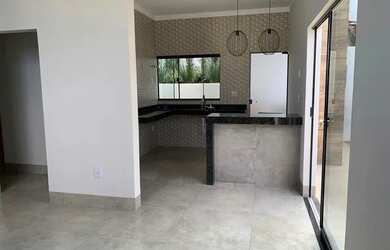 Imagem: A casa possui 3 Dormitórios, 2 Banheiros, 2 Vagas na garagem