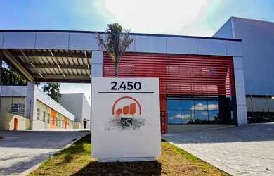 Imagem: O depósito possui 5 Vagas na garagem, 993m² de Área e está