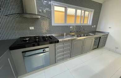 Imagem: A casa possui 4 Dormitórios, 5 Banheiros, 4 Vagas na garagem