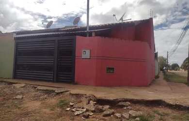 Imagem: A casa possui 2 Dormitórios, 1 Banheiro, 1 Vaga na garagem