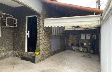 Imagem: A casa possui 3 Dormitórios, 1 Banheiro, 2 Vagas na garagem