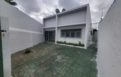 Imagem: A casa possui 3 Dormitórios, 3 Banheiros, 3 Vagas na garagem