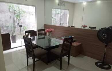 Imagem: A casa possui 3 Dormitórios, 3 Banheiros, 2 Vagas na garagem