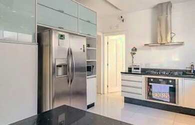 Imagem: A casa em condomínio possui 5 Dormitórios, 5 Banheiros, 4