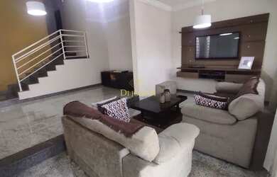 Imagem: A casa possui 3 Dormitórios, 3 Banheiros, 4 Vagas na garagem