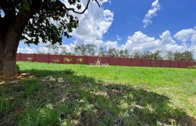 Imagem: O terreno possui 453m² de Área e está localizado em Senador