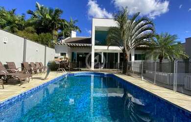 Imagem: A casa possui 4 Dormitórios, 3 Banheiros, 3 Vagas na garagem