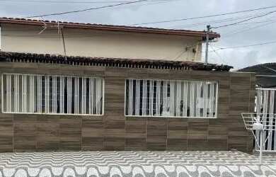 Imagem: A casa possui 4 Dormitórios, 3 Banheiros, 1 Vaga na garagem