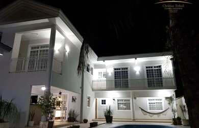 Imagem: A casa possui 4 Dormitórios, 2 Banheiros, 2 Vagas na garagem