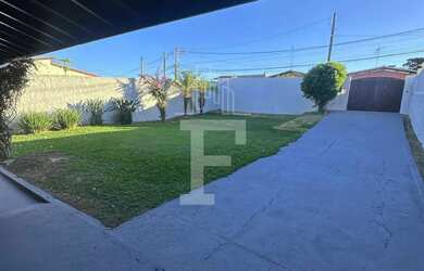 Imagem: A casa possui 3 Dormitórios, 2 Banheiros, 3 Vagas na garagem