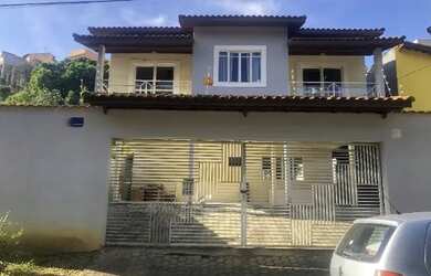 Imagem: A casa possui 5 Dormitórios, Acomodam 15 pessoas, 3 Vagas na