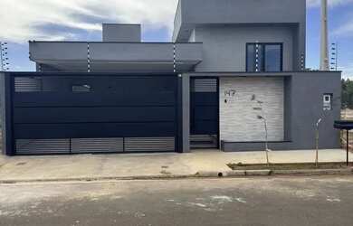 Imagem: A casa possui 2 Dormitórios, 2 Banheiros, 2 Vagas na garagem