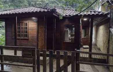 Imagem: A casa possui 2 Dormitórios, Acomodam 8 pessoas e está localizado