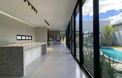 Imagem: A casa em condomínio possui 4 Dormitórios, 4 Banheiros, 4