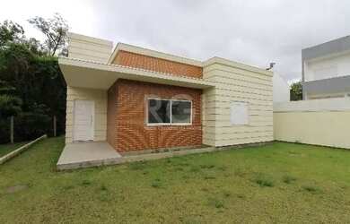 Imagem: A casa possui 3 Dormitórios, 2 Banheiros, 2 Vagas na garagem