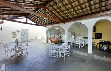 Imagem: A casa possui 4 Dormitórios, 3 Banheiros, 5 Vagas na garagem